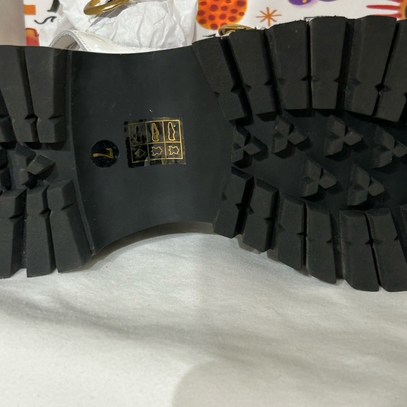 Jeffrey Campbell, white white sandals with Gold chain. Sz 6.5 NWT Anthropology - Picture 5 of 14